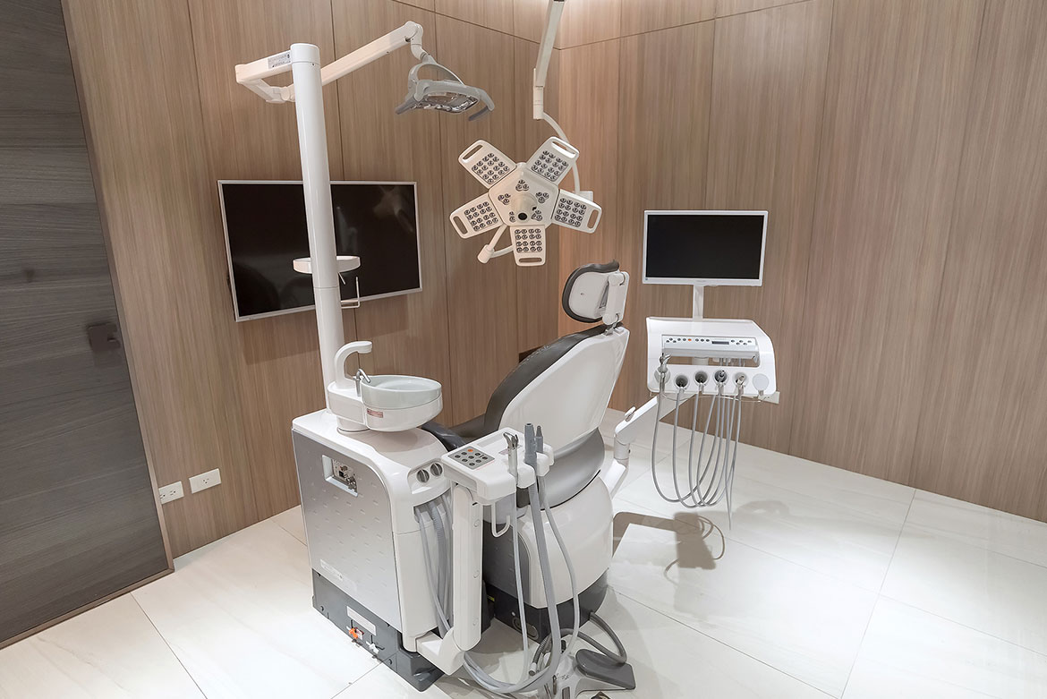 手術室內配有根尖片X光機、無影燈及正壓手術室空調系統